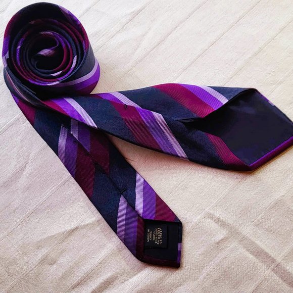 BANANA REPUBLIC Men's SILK Neck tie,  purple, lila, & burgundy Striped pattern - Picture 3 of 15